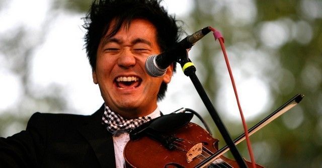 Kishi Bashi sur scène.