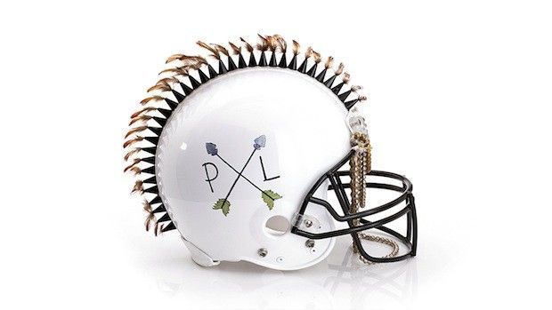PAMELA_LOVE-foot-superbowl-casque