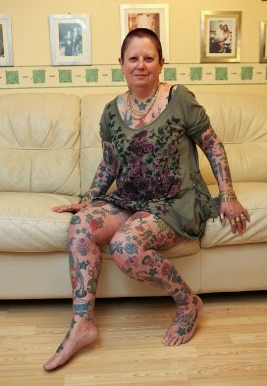 femme-64-ans-300-tatouages