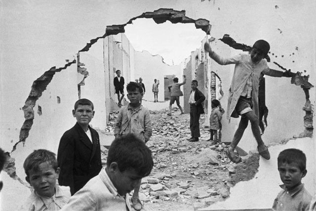 henri-cartier-bresson-hyeres-france-1932-seville-spain