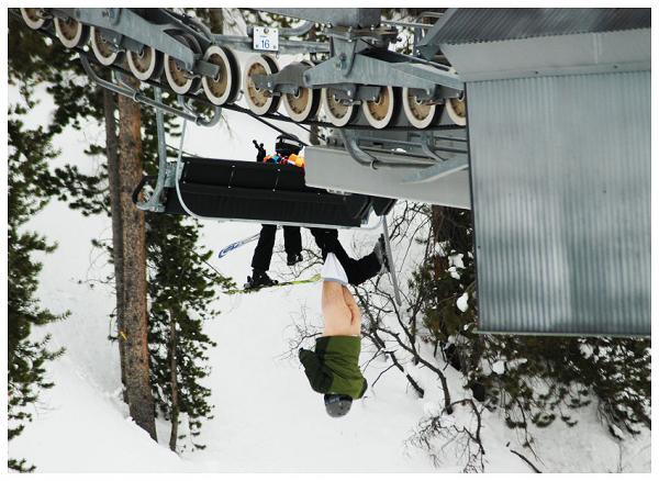 skieur nu accroche au telesiege dans le Colorado