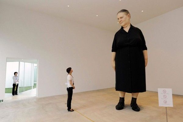 femme debout sculpture