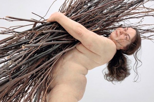 femme porte bois