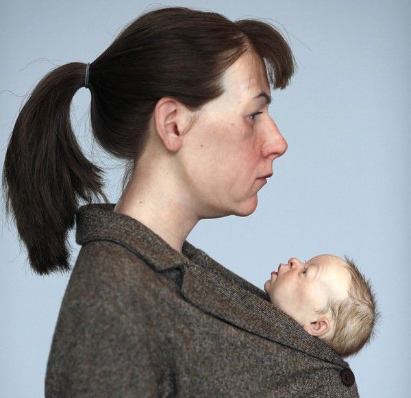 femme porte bébé