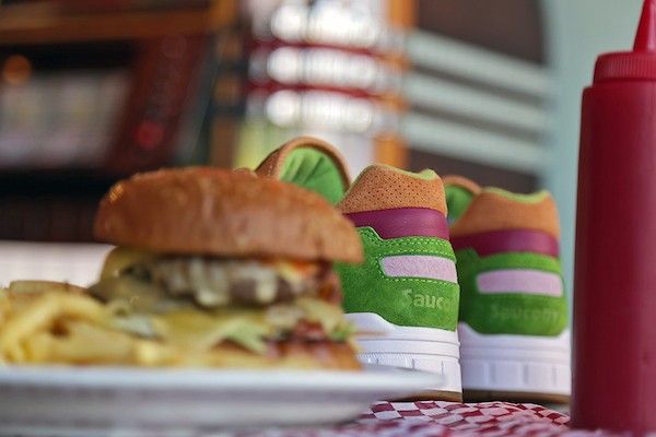 Focus sur la nouvelle Saucony Shadow 5000 ‘Burger’.