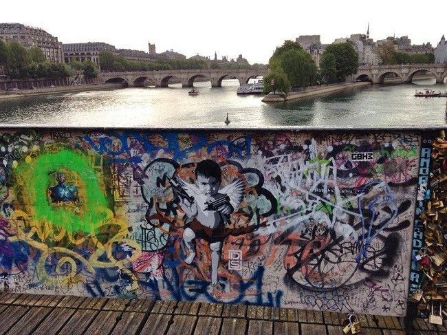 cupids-hitsquad-in-paris-pont-des-arts