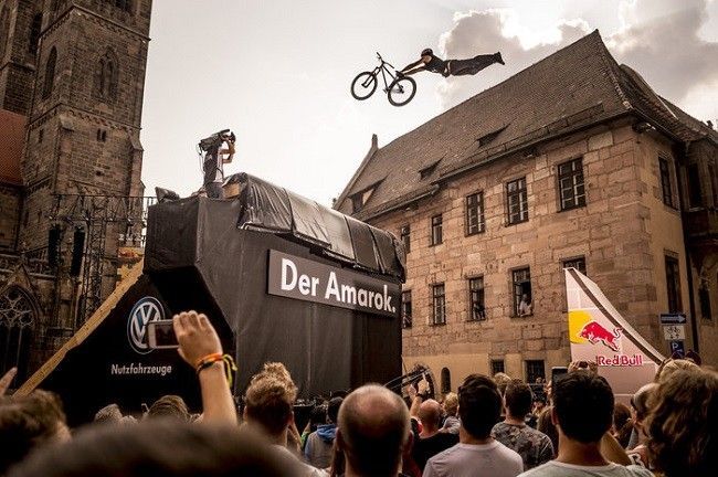 szymon-godziek-superman-seat-grab-red-bull-district-ride-2014