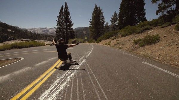 James Kelly, l’incroyable descente en longboard