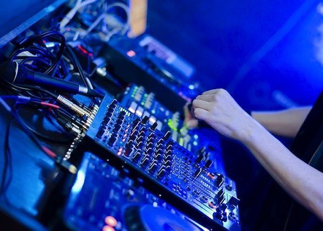 Trak, un bracelet qui remplace Shazam en soirée