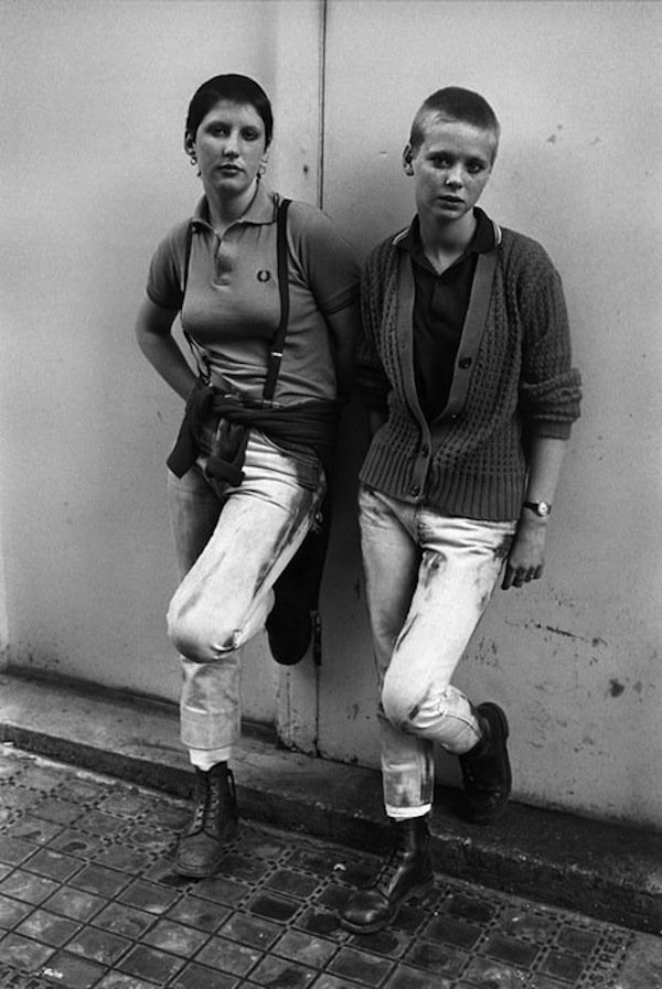 Deux skinheads photographiées un jour férié à Brighton.