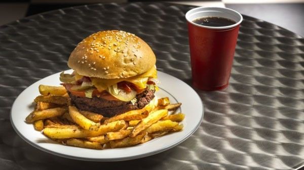 happy-day-s-burger-shop-heartbreak-and-docteur-pepper-glass-fcef6