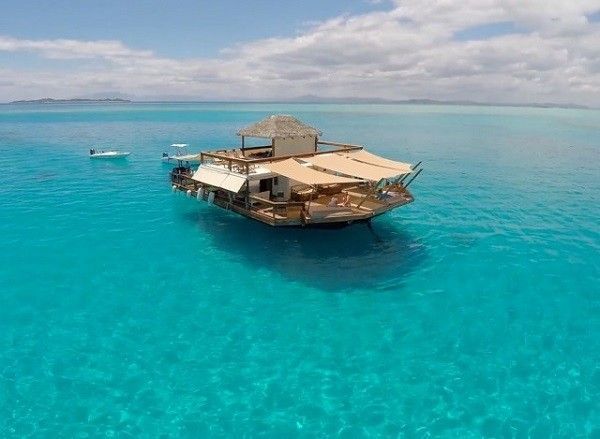 Un bar flottant aux îles Fidji