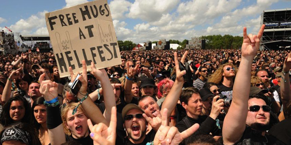 Va de retro Satan : le site du Hellfest, profané.
