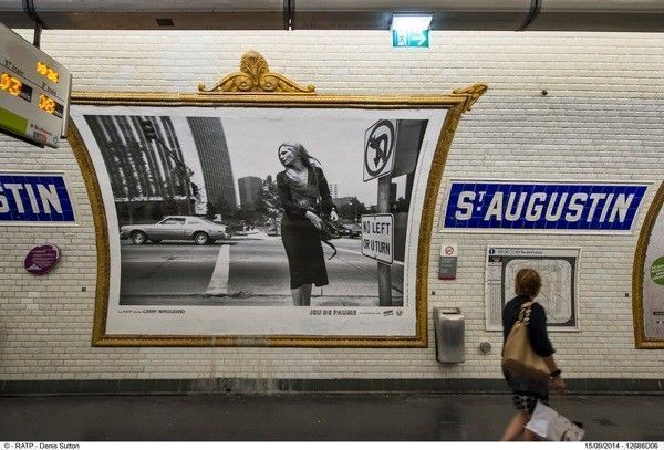 Les stations de métro de Paris exposent les photos de Bruce Gilden