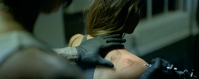 disclosure-holding-on-court-metrage-tattoo