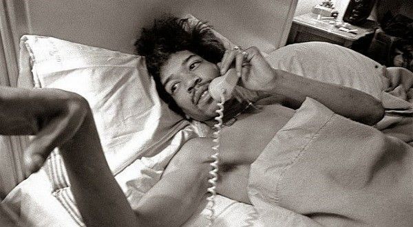 roz-kelly-Hendrix-bed-hotel-tel
