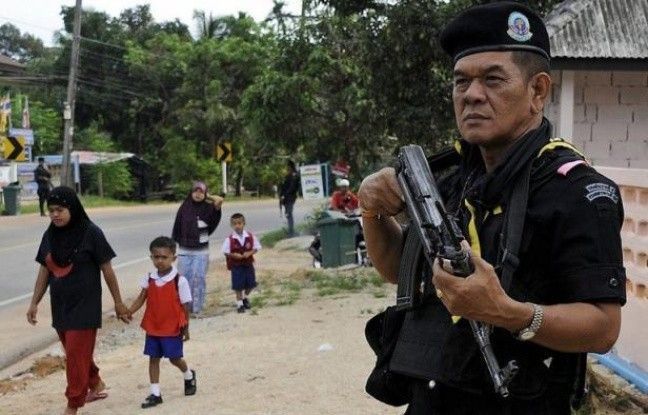 648x415 militaire thailandais monte garde tandis jeunes musulmans vont a ecole sud ouest pays 14 mai 2012