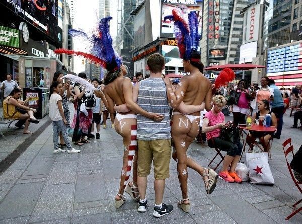 times-square-new-york-topless-touriste