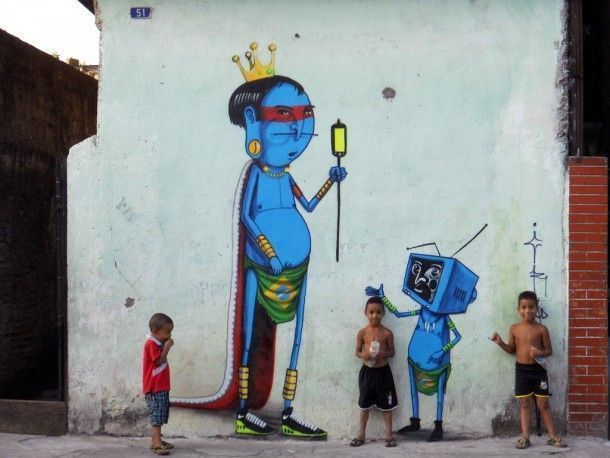 les enfants posent devant l'indien bleu
