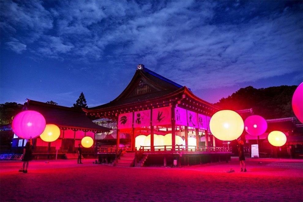 Teamlab illumine le sanctuaire historique de Kyoto