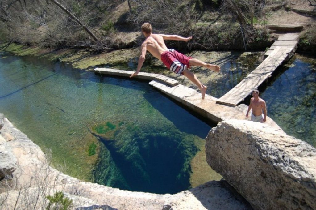 Oseras-tu plonger dans ce puits au Texas ?