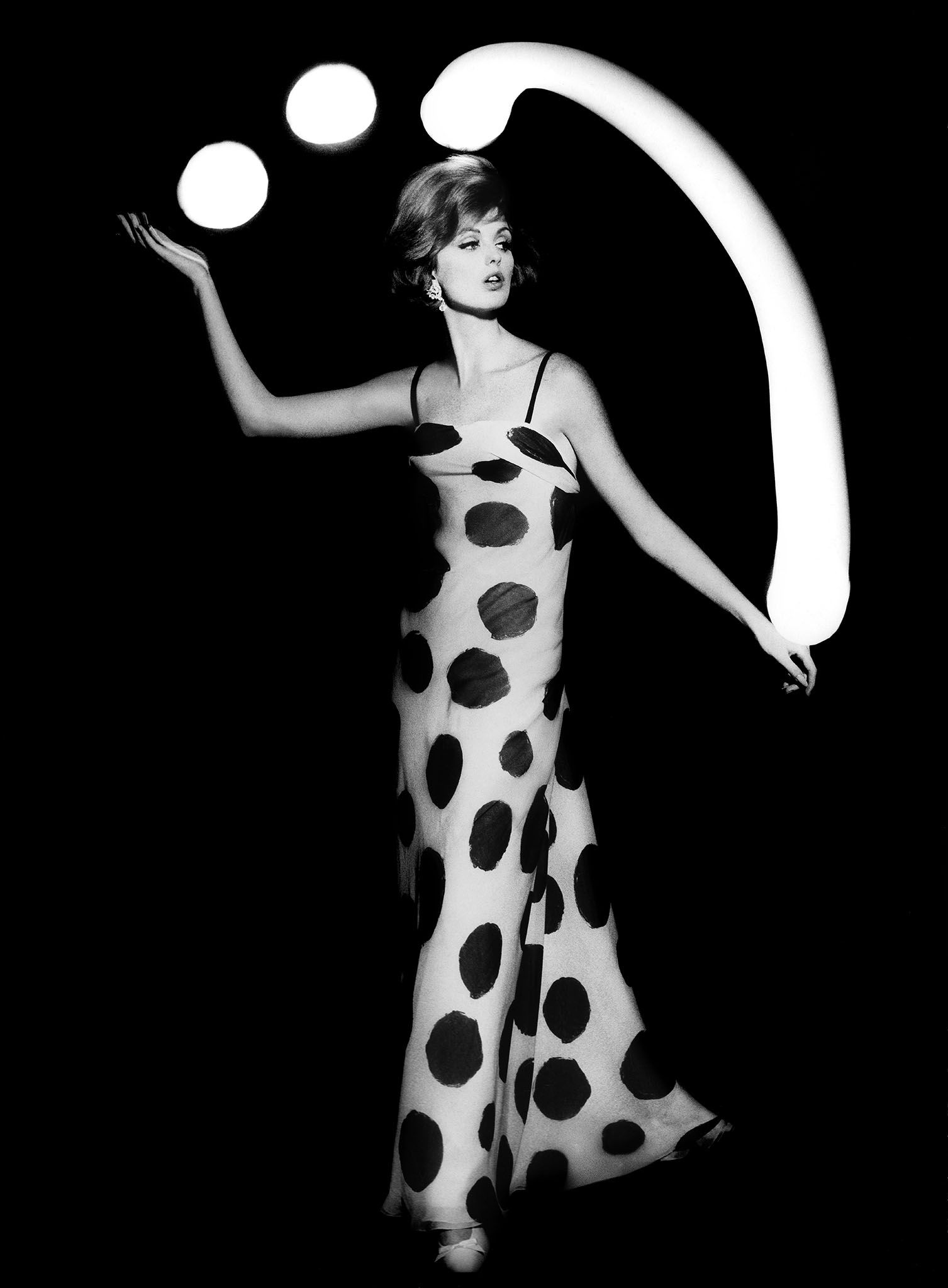 Dorothy-juggling-white-light-balls-Paris-Klein-VLD
