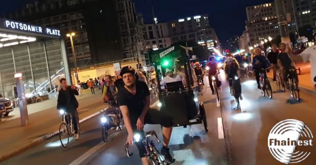Direction Berlin pour une teuf techno à vélo