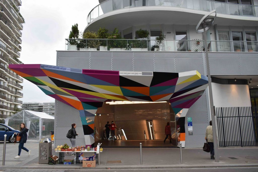 Une grande arche colorée à l’entrée du métro