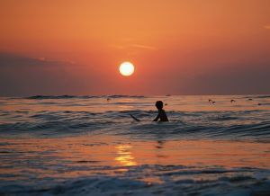 surfeur couché de soleil