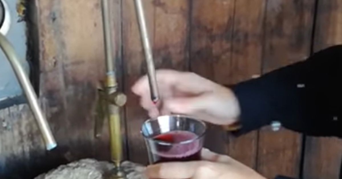 Une fontaine à vin gratuite et illimitée dans un petit village italien
