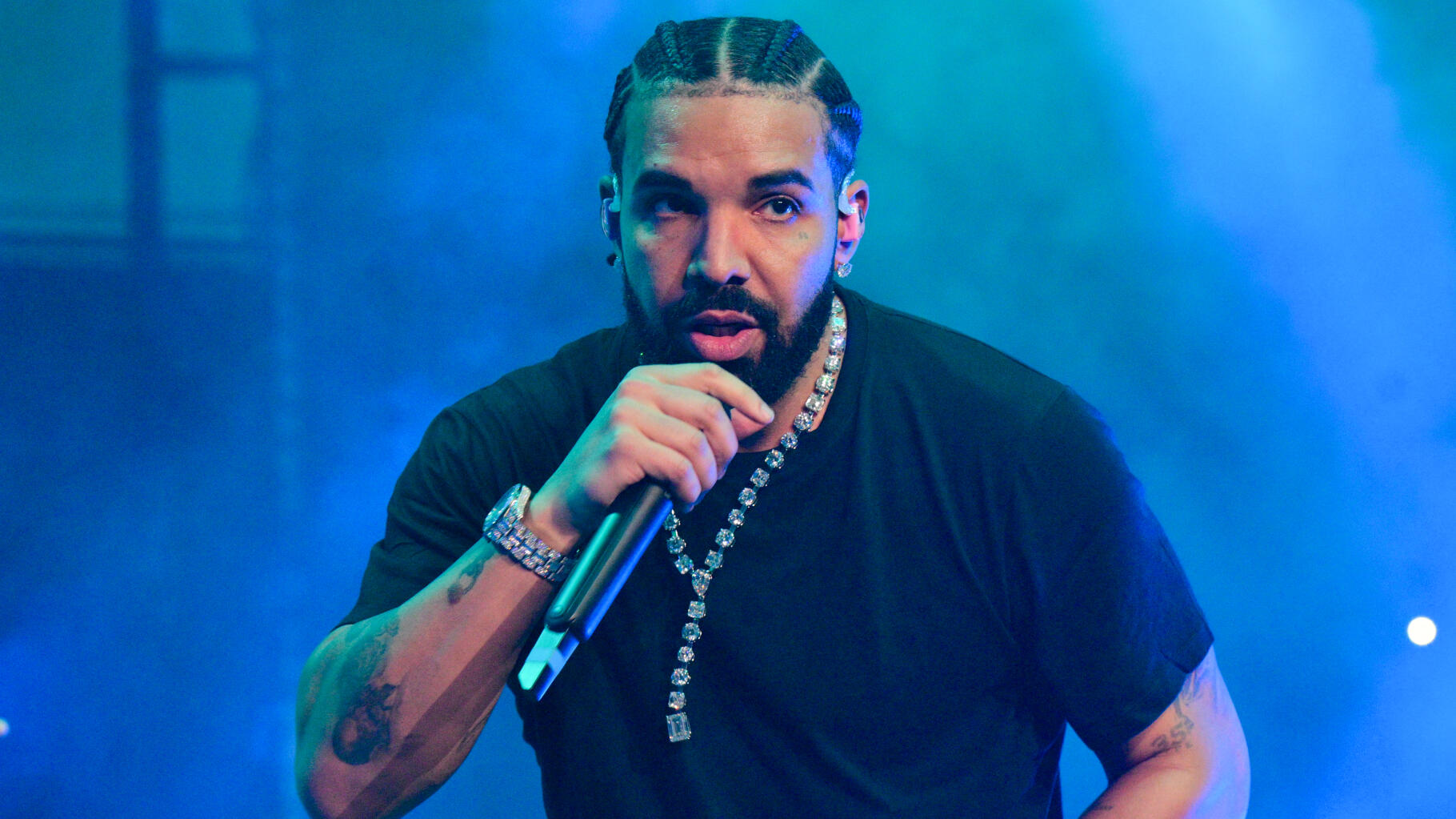 Drake se fait un nouveau tatouage sur le visage et tout le monde n’a pas compris sa signification