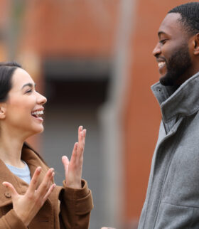 L'art de flirter des signaux subtils pour captiver l'attention