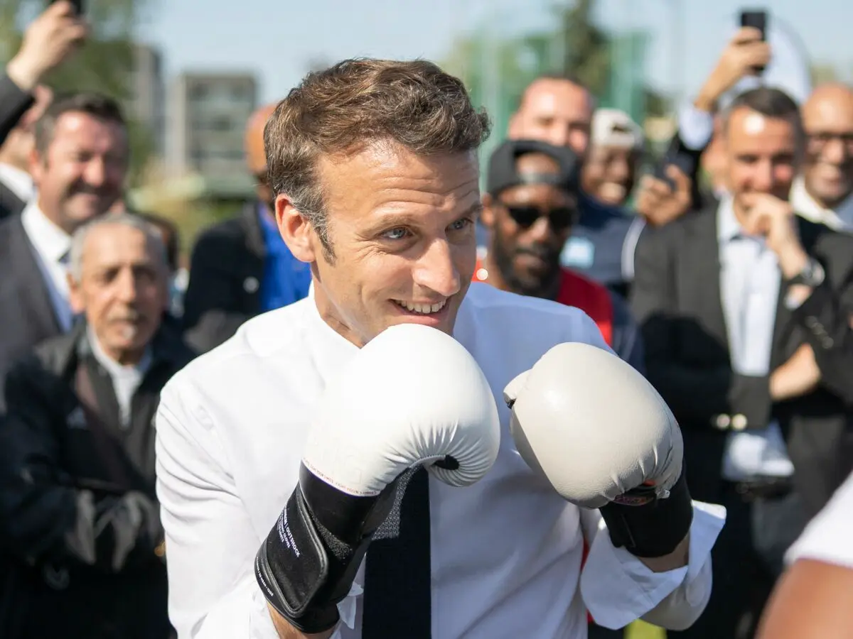 Emmanuel Macron en gant de box