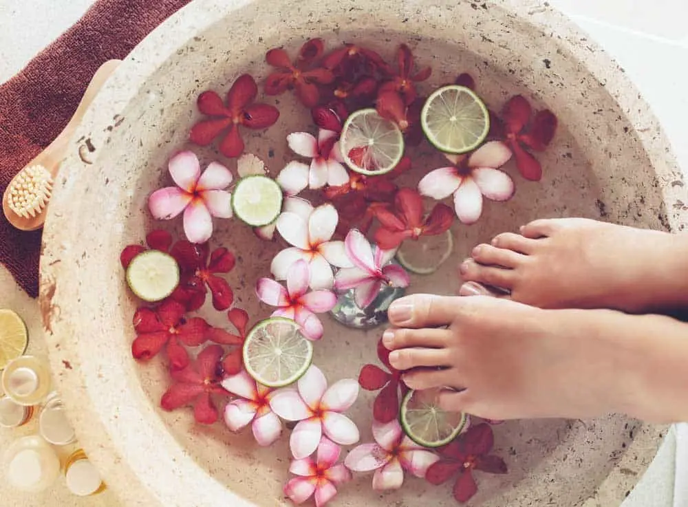 Relaxation par un bain de pieds quand on s'ennuie